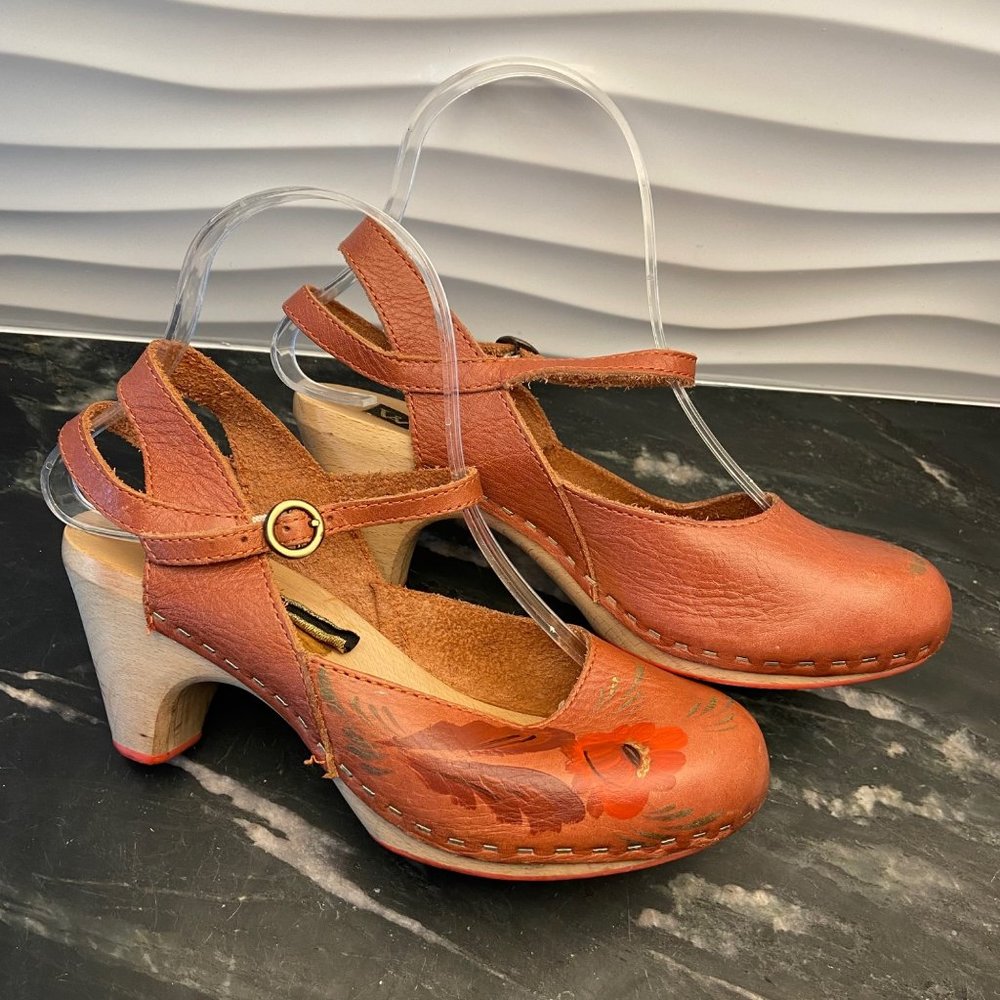 ADORABLE! Anthropologie There Goes The Neighborhood Clogs Hand painted 37